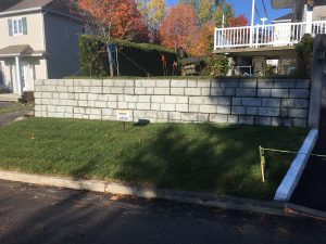 Mur de soutènement en blocs de béton décoratif
