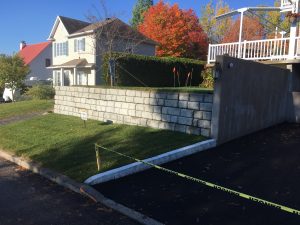 Mur de soutènement en blocs de béton décoratif