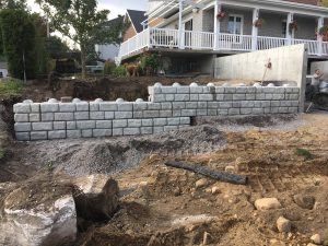 Mur de soutènement en blocs de béton décoratif